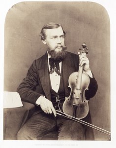 Violinista sentado con Stradivarius de Unknown